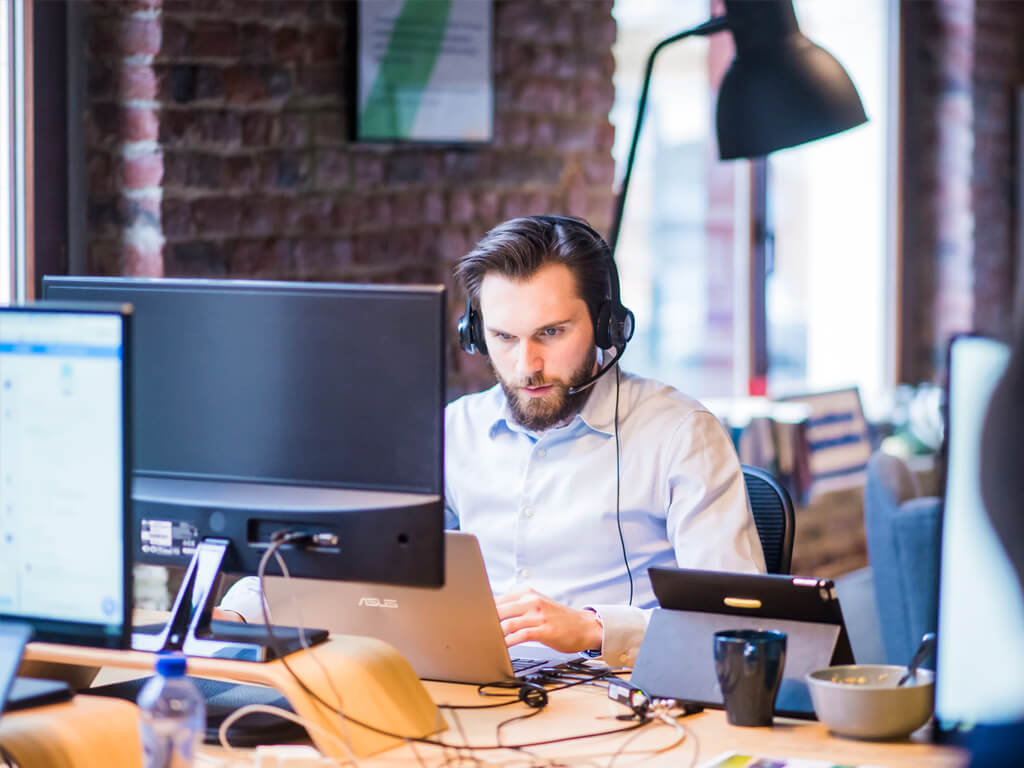 Teilnehmende diskutieren in einer Online-Marketing-Kurs-Community